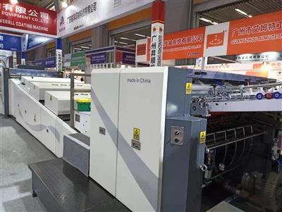 Stroj za UV lakiranje na izložbi u tiskari u Južnoj Kini